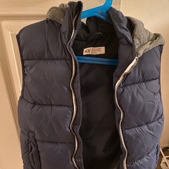 H&M Puffer Vest with a detachable hood - Picture 6 of 6